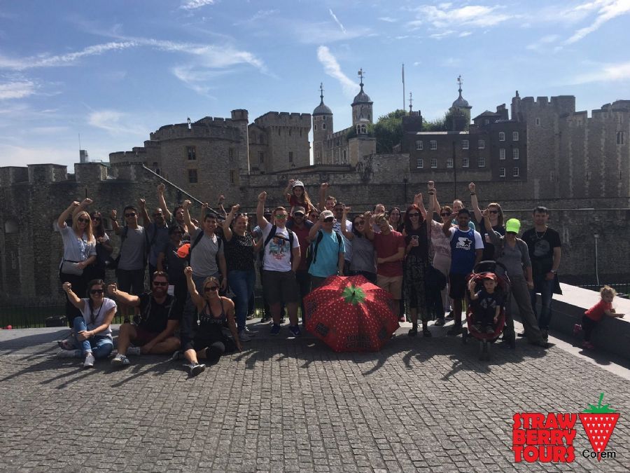 עם הקבוצה של free tour  ברקע מצודת לונדון